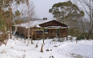 "Narragundah" Rustic Country Cozy, Log Cabin