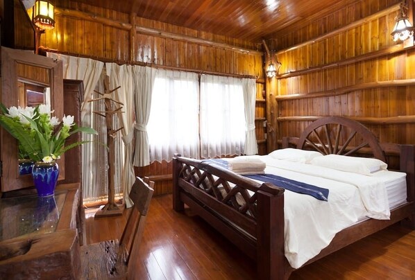 Cabin Home w/ Beautiful Garden Old Town