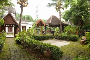 Cabin Home w/ Beautiful Garden Old Town