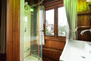 Cabin Home w/ Beautiful Garden Old Town