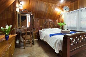 Cabin Home w/ Beautiful Garden Old Town