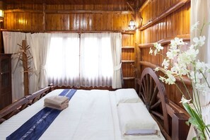 Cabin Home w/ Beautiful Garden Old Town