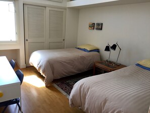 Twin beds in downstairs bedroom
