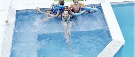 Piscina e jacuzzi que também serve como piscininha para a criançada