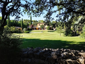 Vue maison (du terrain de pétanque et du coin apéro)