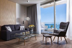 open living room area with direct seaview, glasfront balcony