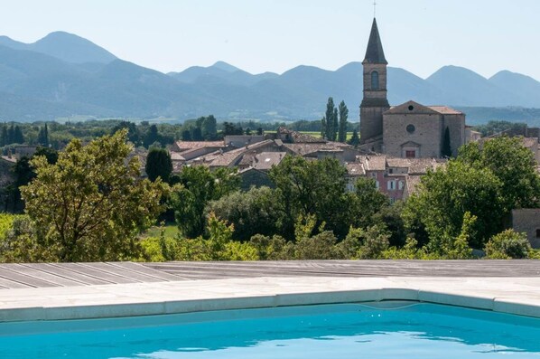 Vue de la terrasse sur village de TAULIGAN