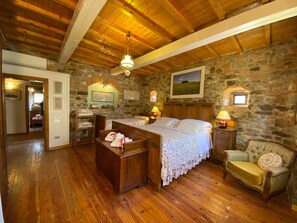 Apt GIOTTO in Villa Cafaggiolo: 3 bedrooms, sleeps up to 6 persons