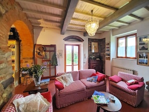 Apt GIOTTO in Villa Cafaggiolo: 3 bedrooms, sleeps up to 6 persons