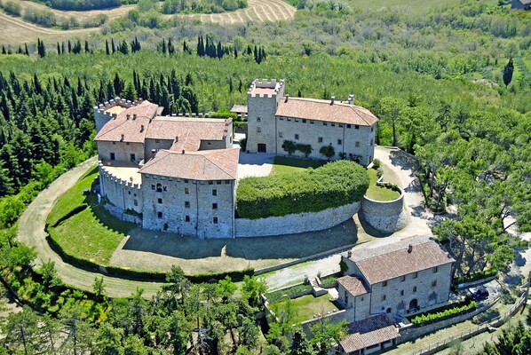 Castello di Montegiove and Moraiolo guesthouse