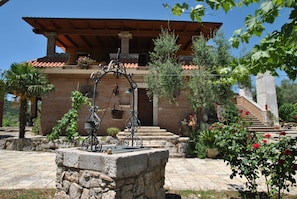 Facade/entrance