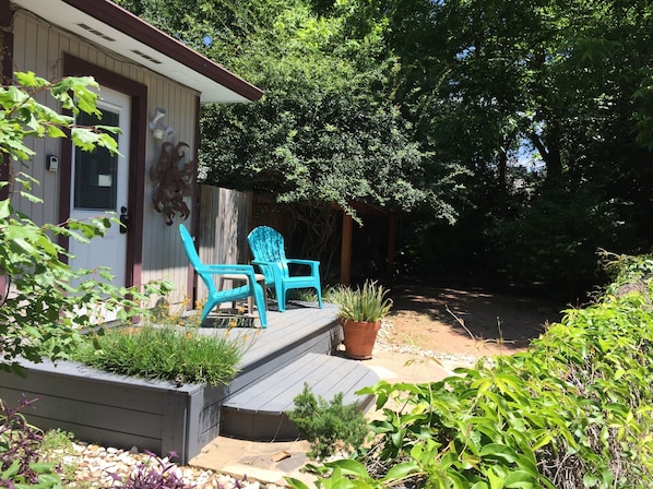 Front deck - private yard