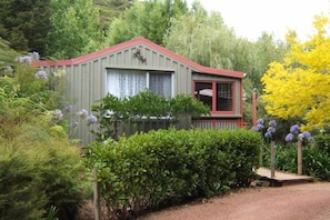 Approach to Ellenglaze Cottage 