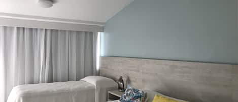 Quarto com cama de casal, cama de solteiro e bi cama.