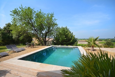Charmante Villa mit Pool und Panoramablick am Fuße des Mont Ventoux