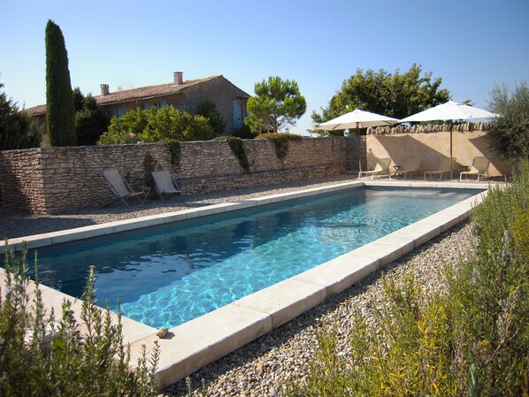 Piscine, Appartement im Hintergrund