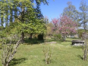 vue du jardin, tennis au fond