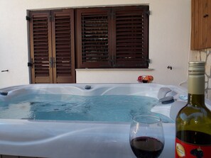 Outdoor spa tub