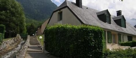 Parkings,30m en bas et 30m  haut de l'escalier  pente douce, au bord du ruisseau