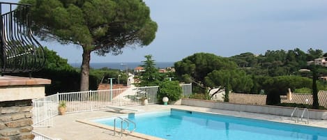 la vue mer et piscine