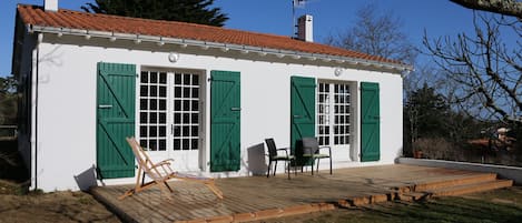 La maison avec la terrasse installée en 2015