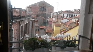 Vue de la cuisine avec l' Eglise de San Lorenzo