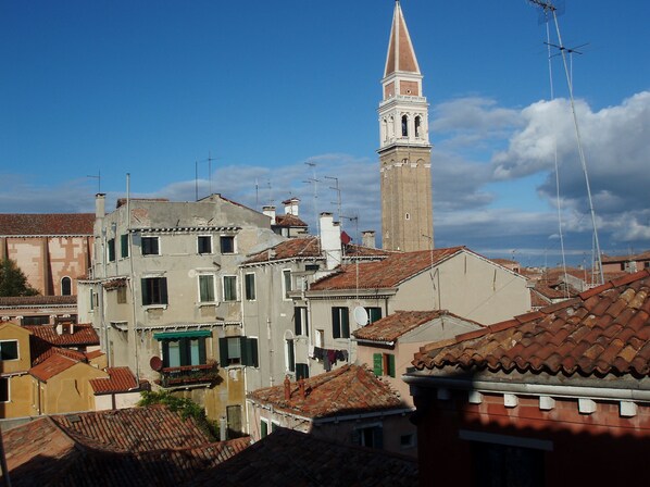 Vue du séjour avec le Campanile d l'Eglise San Francesco della Vigna 