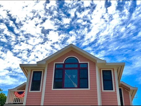 Heroes Retreat -Clean, modern, top floor w/elevatorGreat Lakes & Main St views.