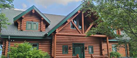 Great curb appeal for this lovely log home