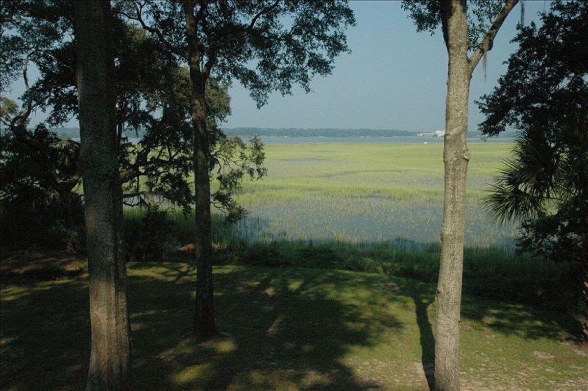 Spectacular Waterfront Nr Town- Adjacent Property Also Avail.