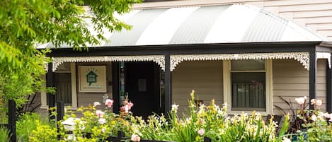 Comfy, eco-friendly and fun seven bedroom guesthouse in the heart of Bendigo