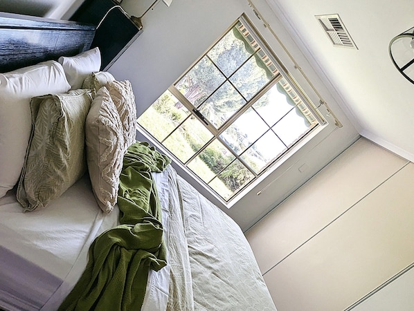 Main bedroom - Queen bed