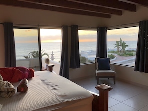 Master bedroom, king-size bed, overlooking the ocean, upstairs , master