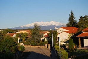 VIEWS TO FRONT, across the road. Snow on the CANIGOU !!