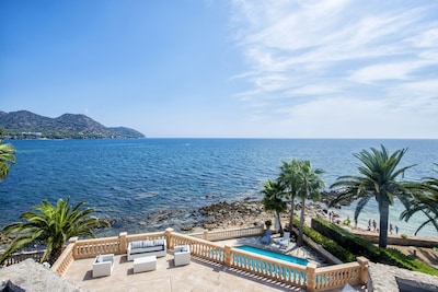 Beautiful villa on the seafront with direct access to the beach