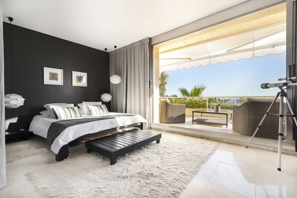 MASTER BEDROOM - KING SIZE BED