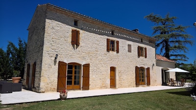 Schönes weißes Steinhaus im Südwesten von Frankreich in Cordes.