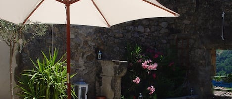 En face du gîte terrasse pour bronzage, apéro, grillades...