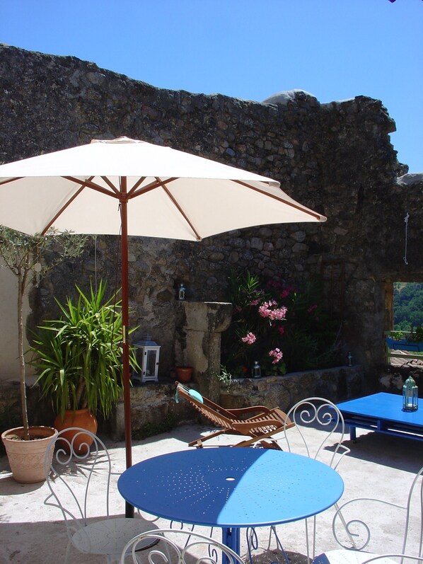 En face du gîte terrasse  pour bronzage, apéro, grillades...