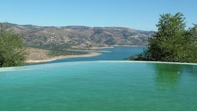 Villa privada con piscina infinita y excelentes vistas de Iznajar y el lago Iznajar