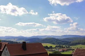 Der Blick ins Sauerland aus dem Küchenfenster