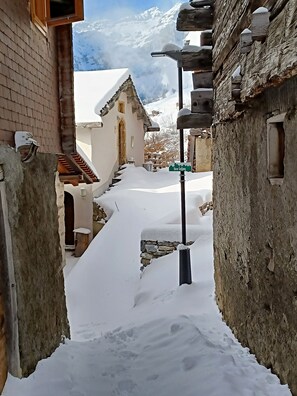 Verschneites Gässchen