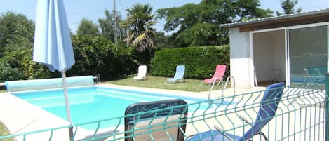 Piscine située face à la maison