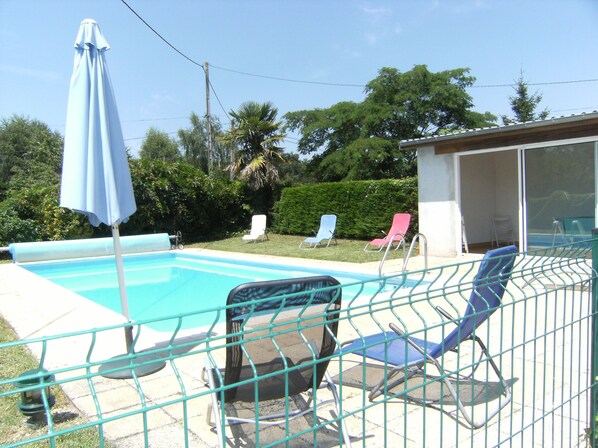 Piscine située face à la maison