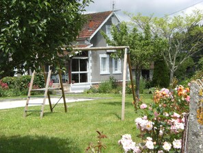 La maison vue du parc