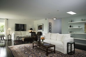 Like a New York loft with comfy sofas and Persian carpets