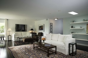 Like a New York loft with comfy sofas and Persian carpets