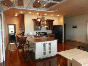 Kitchen island for planning beach day.
9' 6' high ceilings makes it nice.