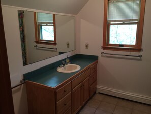 2nd Floor bath with tub