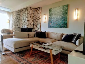 Large comfy sectional in LR, view of lake front. Large screen TV
